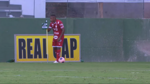 Jogador cospe na bandeira de escanteio do rival e é suspenso