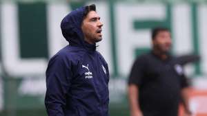 Abel Ferreira retorna 'recarregado' ao Palmeiras após férias em Portugal