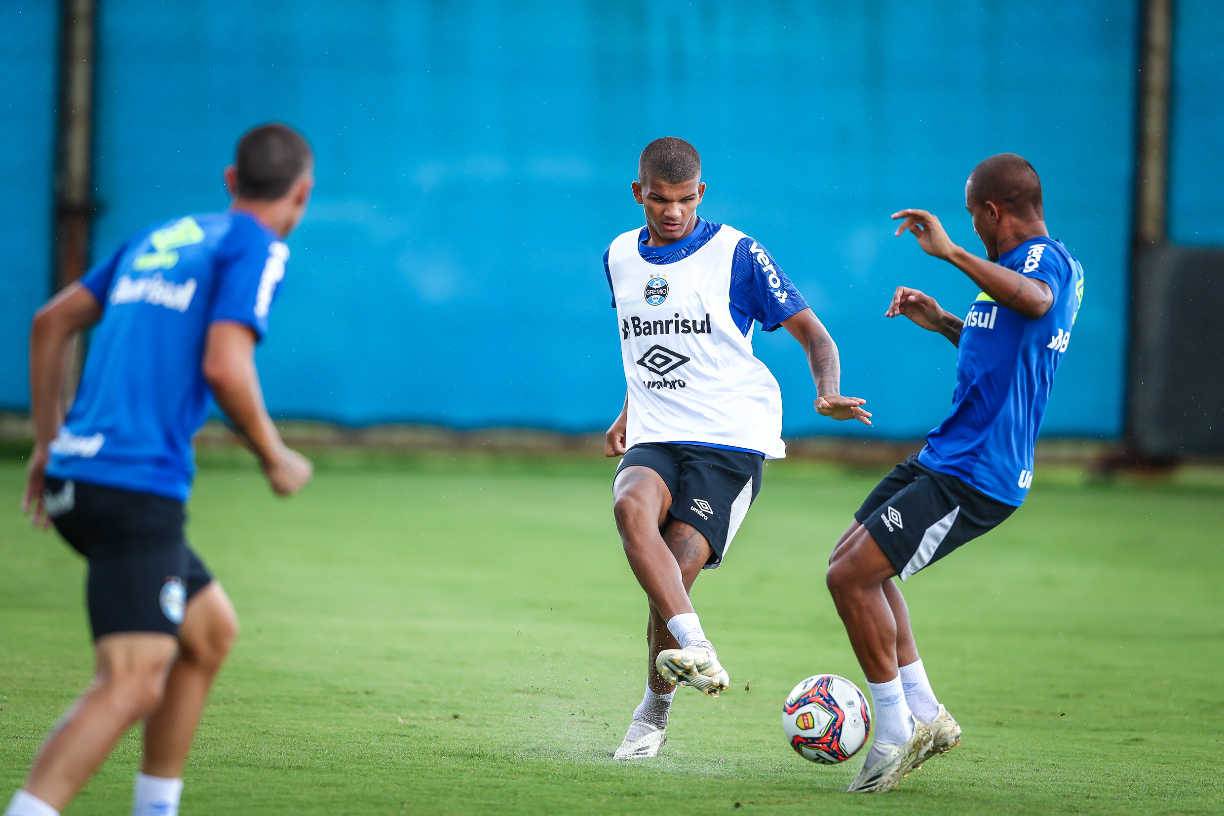 Para Gre-Nal, Grêmio fica sem Pedro Geromel e tem dúvidas sobre Kannemann