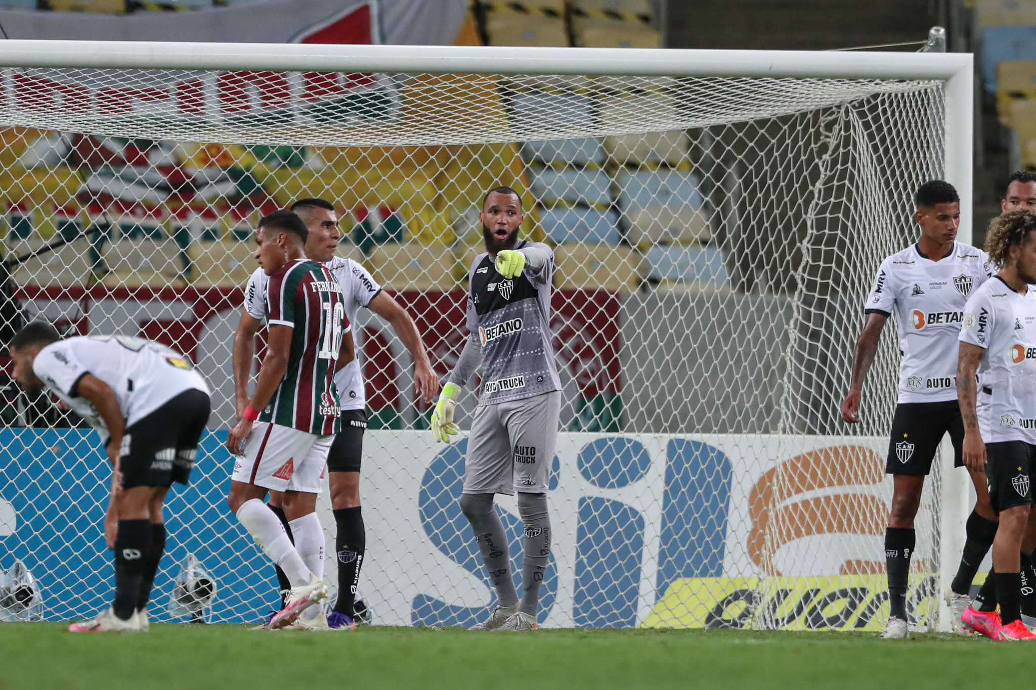 Grêmio rescinde com ex-Santos e busca goleiro do Atlético-MG