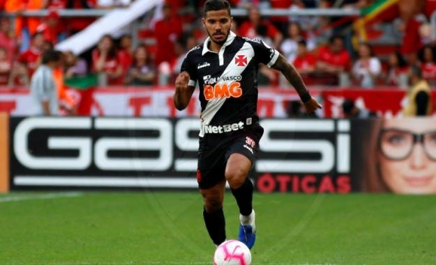 Após Pato, Orlando City tenta tirar lateral Henrique do Vasco