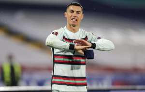Braçadeira de capitão esquecida por CR7 é vendida na Sérvia por alto valor
