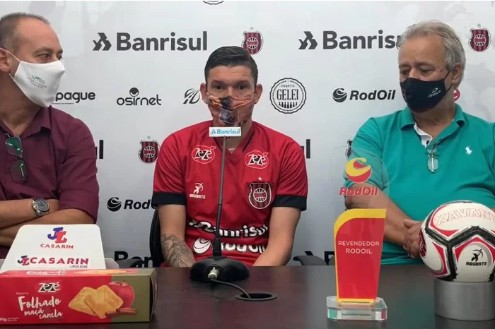 Brasil de Pelotas apresenta atacante ex-Grêmio e dupla do Atlético-MG