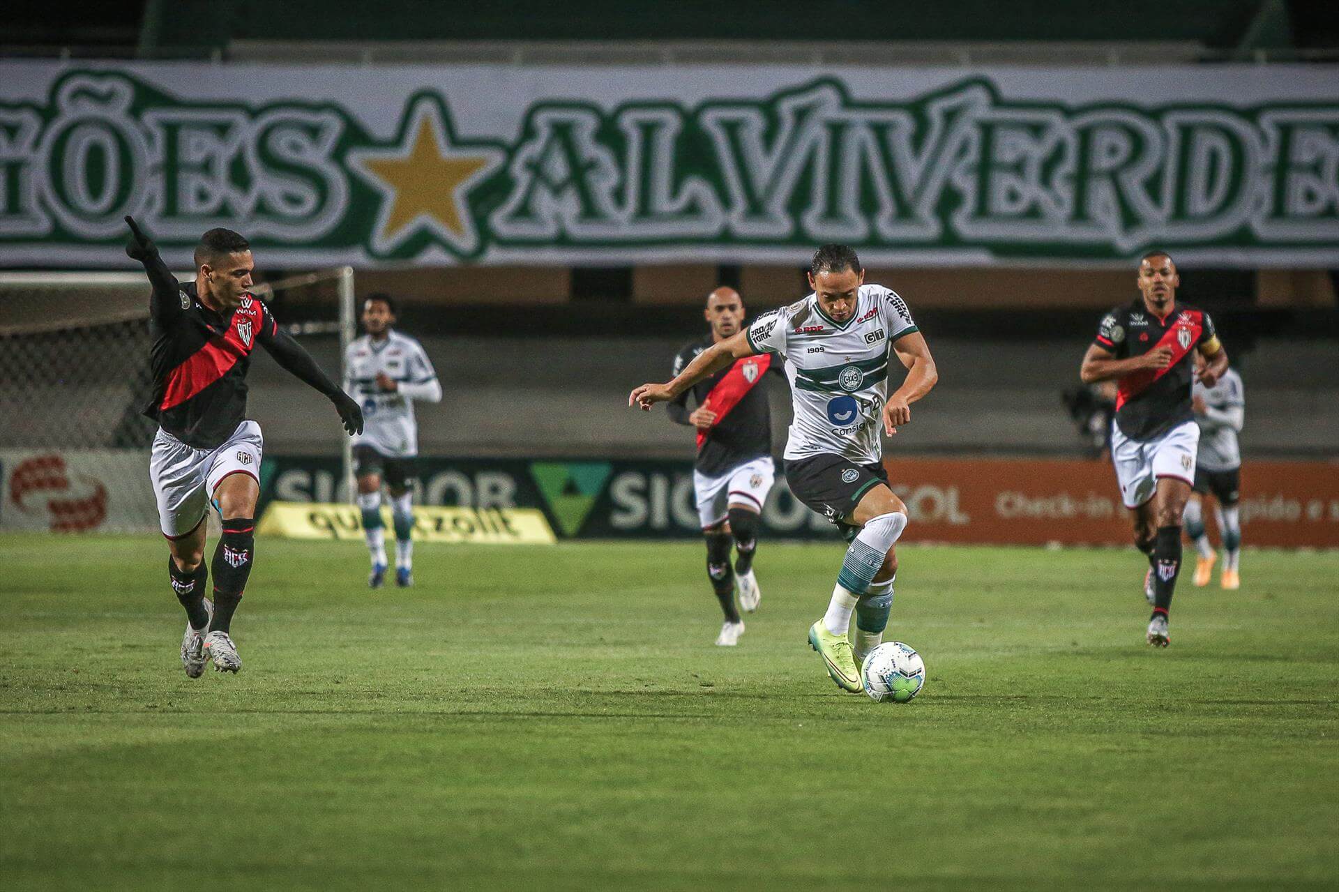 Especulado no Guarani, artilheiro pode rescindir com o Coritiba