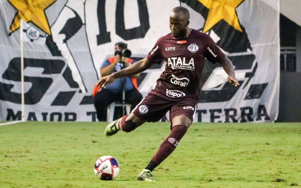 Matheus Salustiano elogiou o trabalho de Pintado (Foto: Tiago Pavini/Ferroviária)