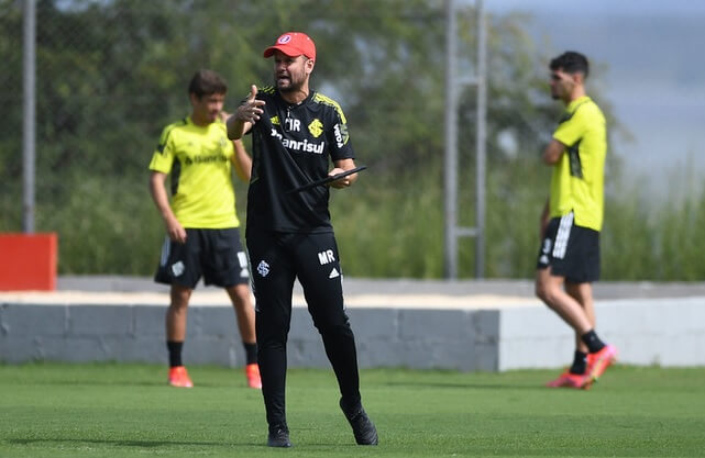 Nas vésperas do Gre-Nal, técnico do Inter provoca o Grêmio