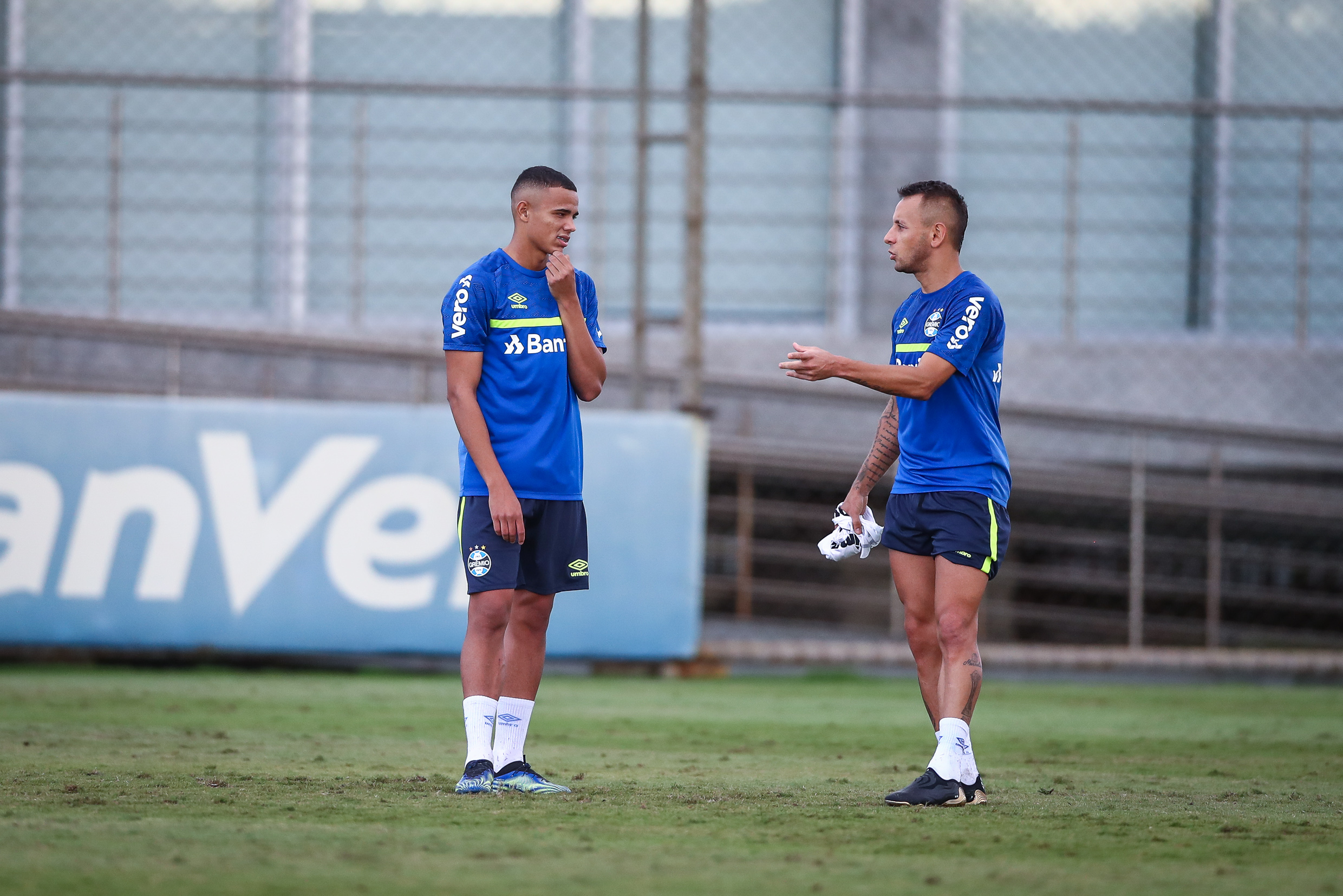 Sem Geromel, Kannemann e Rafinha, Grêmio deve apostar em jovens para o Gre-Nal