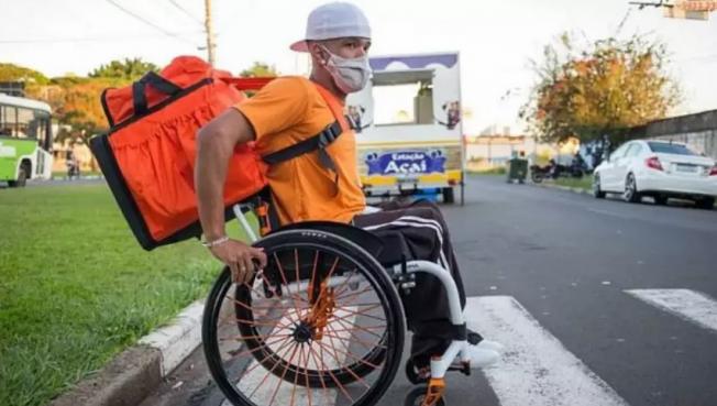Ex-atleta sobrevive fazendo entregas por aplicativo em cadeira de rodas
