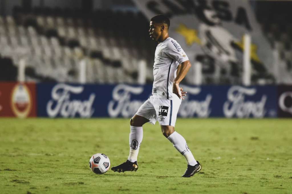 Sandry sofre lesão no joelho e desfalca o Santos de seis a nove meses