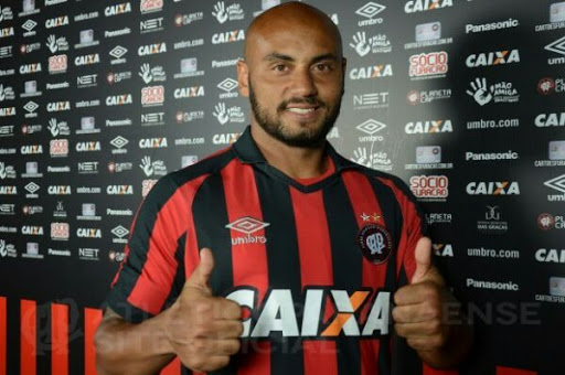 Time do Brasileirão encaminha chegada de lateral que saiu recentemente do Athletico