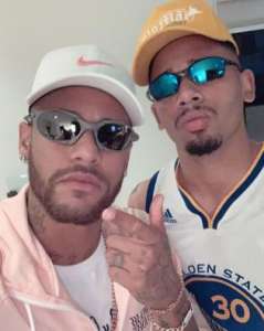 Funkeiros? Neymar parabeniza companheiro de seleção com foto vestido de MC