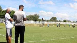 Sob olhares de Tiãozinho, Ponte Preta treina no Majestoso para Copa do Brasil
