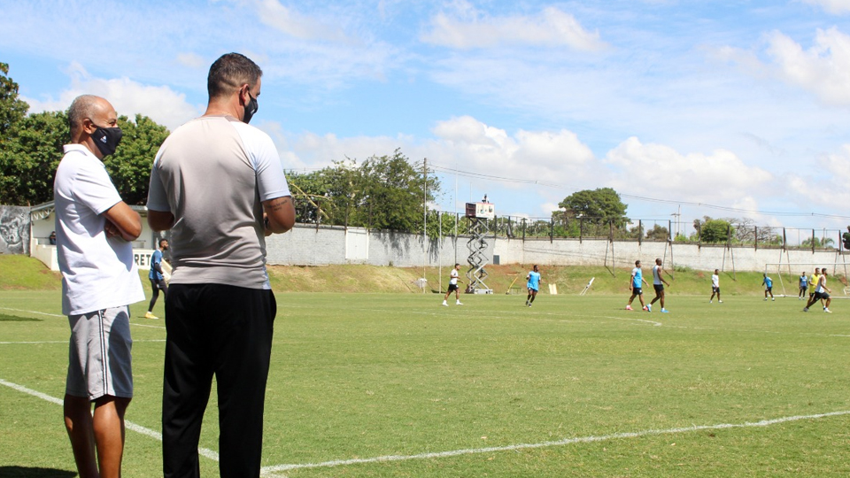 Sob olhares de Tiãozinho, Ponte Preta treina no Majestoso para Copa do Brasil