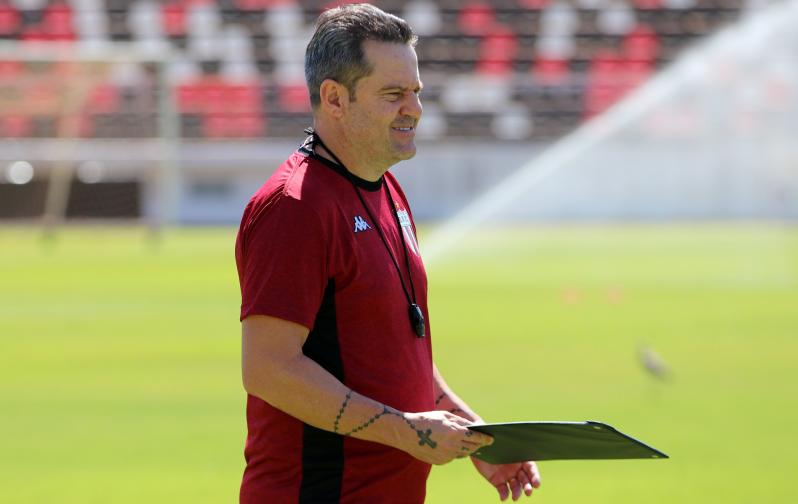 Argel Fuchs elogia estrutura do Botafogo-SP e comanda primeiro treinamento