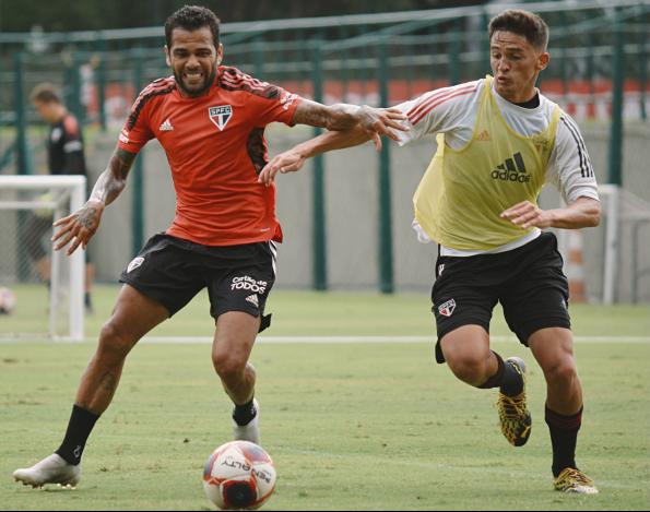 Lateral compara Hernán Crespo a Fernando Diniz: ‘Não vejo muita diferença’