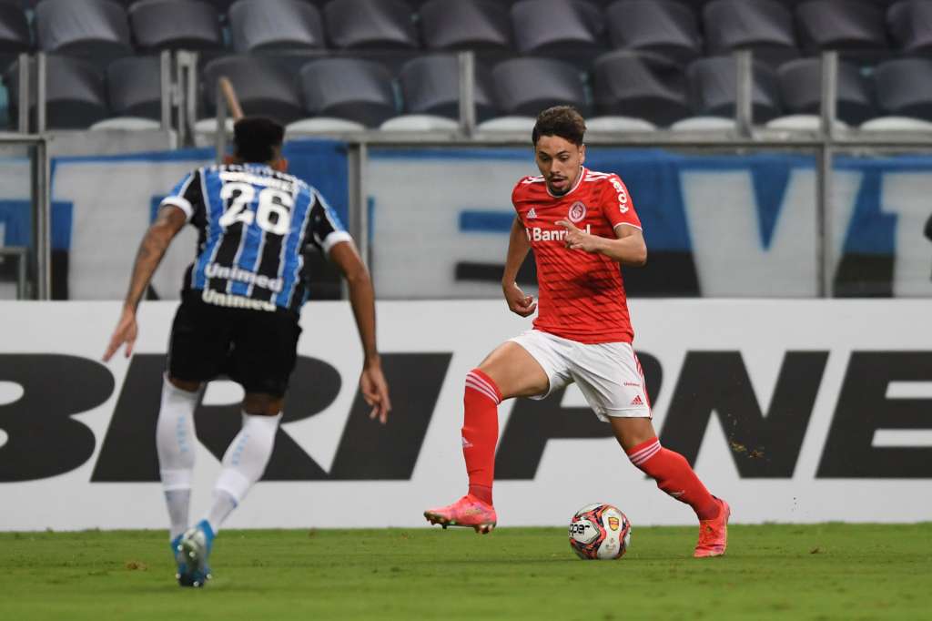 Grêmio marca no fim, vence Gre-Nal 430, assume liderança e mantém invencibilidade de sete anos na Arena