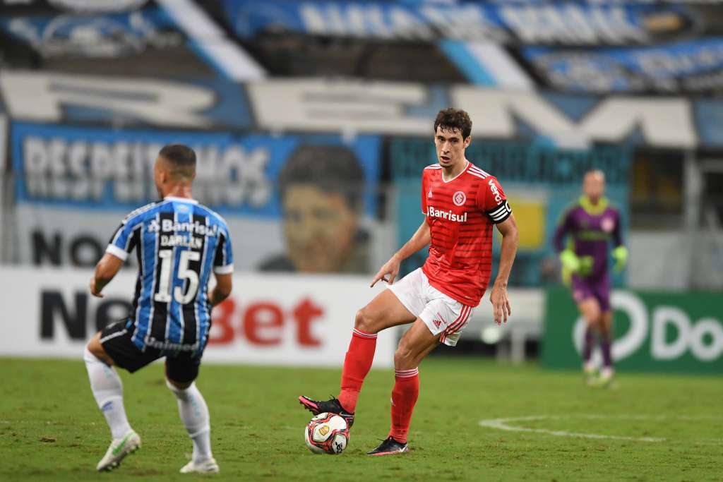 “Medo de ser feliz”, diz volante do Inter após derrota no 1º Gre-Nal da temporada