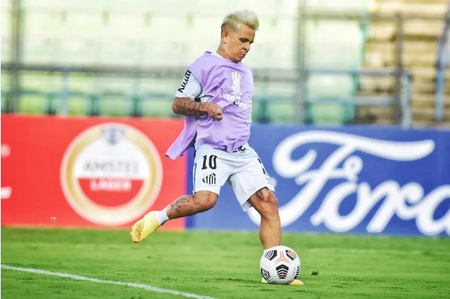 Gigante do Brasileirão avalia a contratação de destaque do Santos