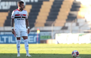 Daniel Alves planeja biografia: 'um cara que catava b... é o maior vencedor do futebol'