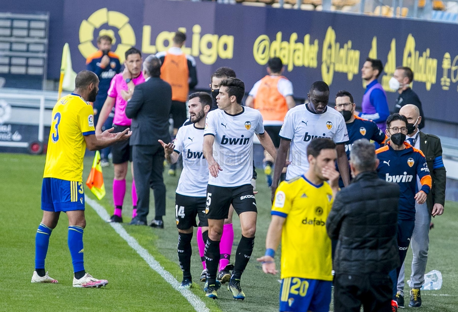 Time espanhol deixa o gramado após zagueiro francês ser alvo de ofensa racista