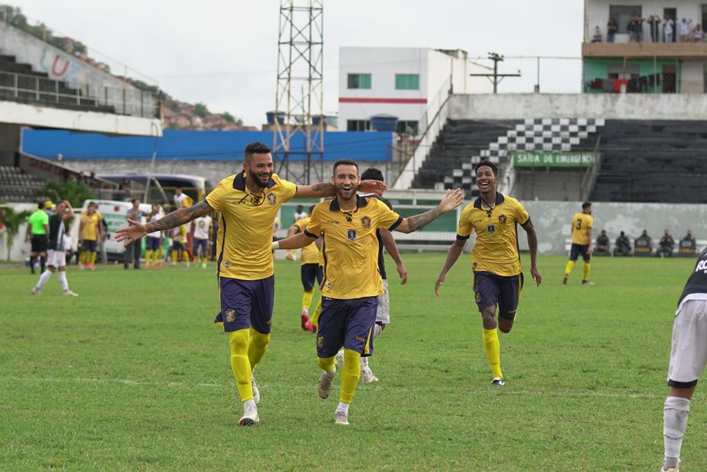 PERNAMBUCANO: Retrô Brasil goleia o Central no Lacerdão