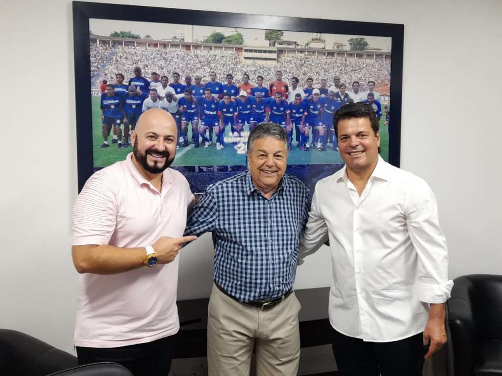 Paulinho McLaren ao lado do presidente Nairo e do CEO Marcio Granada