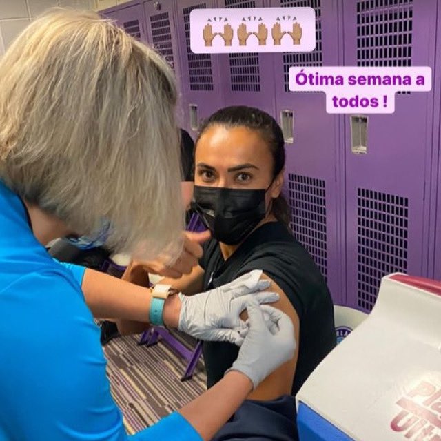 Aos 35 anos, ‘Rainha’ Marta é vacinada contra Covid-19 nos EUA