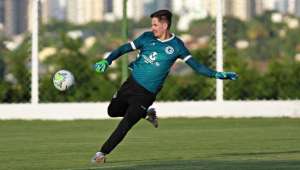 Goleiro celebra dois anos no Goiás e assume: “Sou um privilegiado”