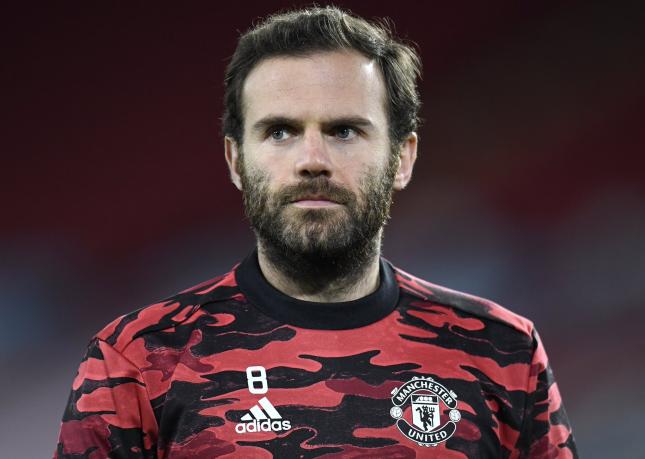 Meia espanhol deve renovar contrato com gigante inglês por mais uma temporada