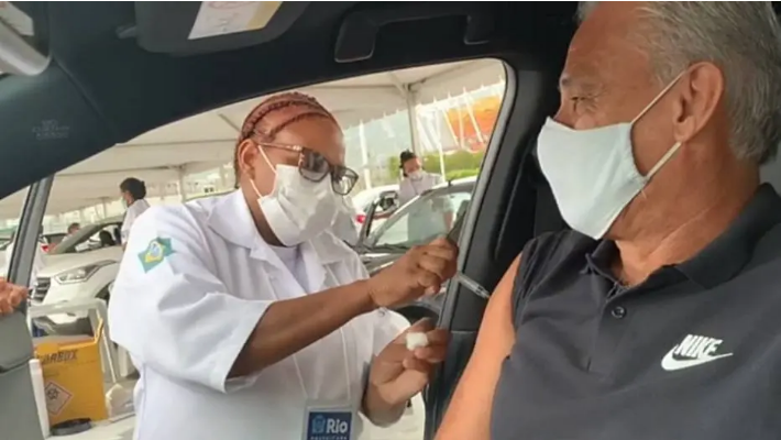 Técnico da seleção, Tite recebe a primeira dose da vacina contra a covid-19 no Rio