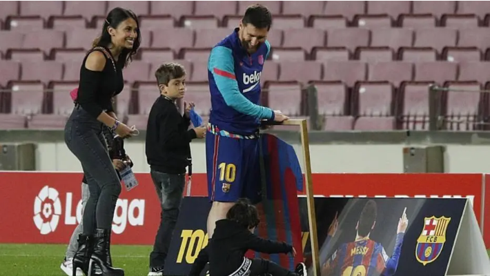 Messi é homenageado após recorde de jogos com a camisa do Barcelona