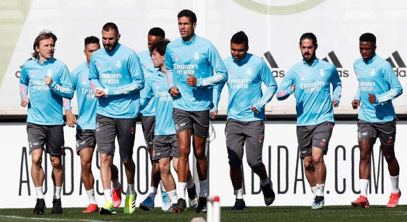 Zagueiro do Real Madrid testa positivo para Covid-19 e não encara o Liverpool