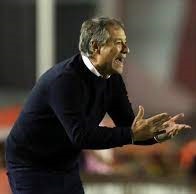 Treinador Ariel Holan faz o Santos jogar pra frente