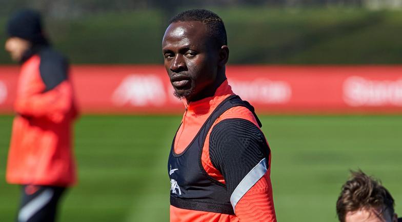 Trio do Liverpool sofre racismo nas redes sociais após derrota na Liga dos Campeões