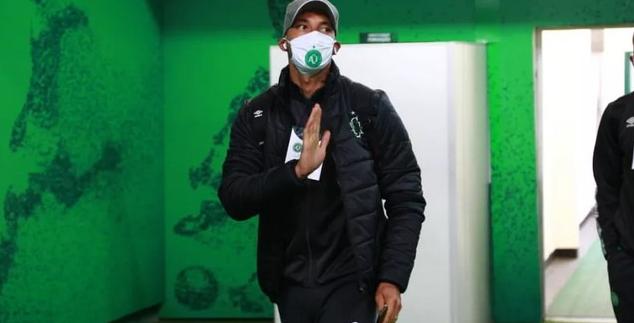 Zagueiro sofre fratura semelhante à de Neymar na Copa e desfalca Chapecoense