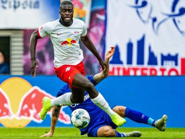 Após Liverpool, outro gigante inglês demonstra interesse em zagueiro do RB Leipzig