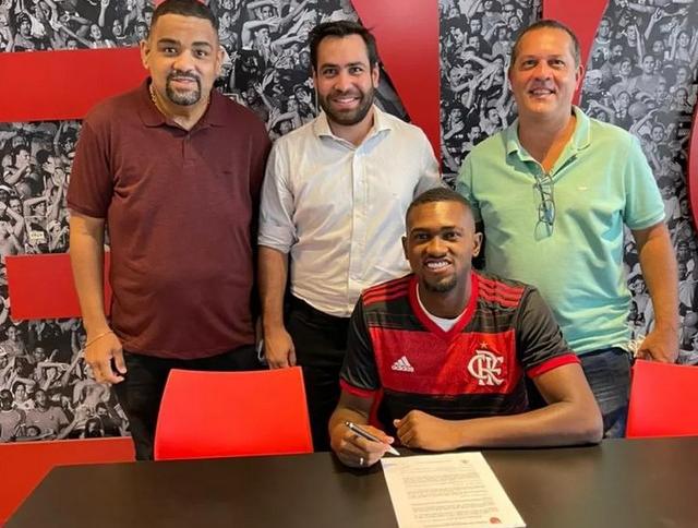 Flamengo renova com zagueiro e coloca multa de R$ 470 milhões