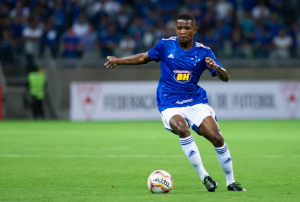 Ex-zagueiro do Cruzeiro aciona o clube na Justiça por calote sofrido