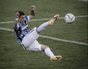 Joia da base do Grêmio, atacante de 19 anos é integrado ao time profissional