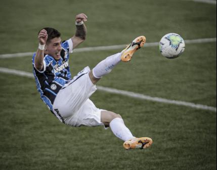 Joia da base do Grêmio, atacante de 19 anos é integrado ao time profissional