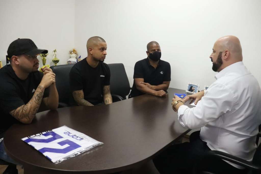 Marcelinho Carioca ao lado de seus filhos