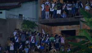 Torcida se aglomera em 'laje' em jogo da Copa BR e leva 'chega pra lá' da polícia
