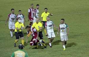 Técnico 'perde a linha' e atleta é derrubado por bandeirinha em jogo do Pernambucano