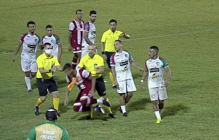 Técnico ‘perde a linha’ e atleta é derrubado por bandeirinha em jogo do Pernambucano