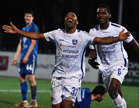 ​Na Rússia, atacante brasileiro comemora gol e mira acesso para Premier League