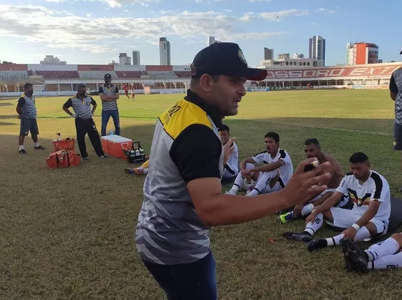 Treinador do Globo FC surpreende clube e pede para sair