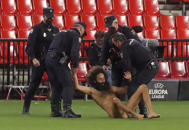 “Torcedor” invade campo pelado em jogo da Liga Europa