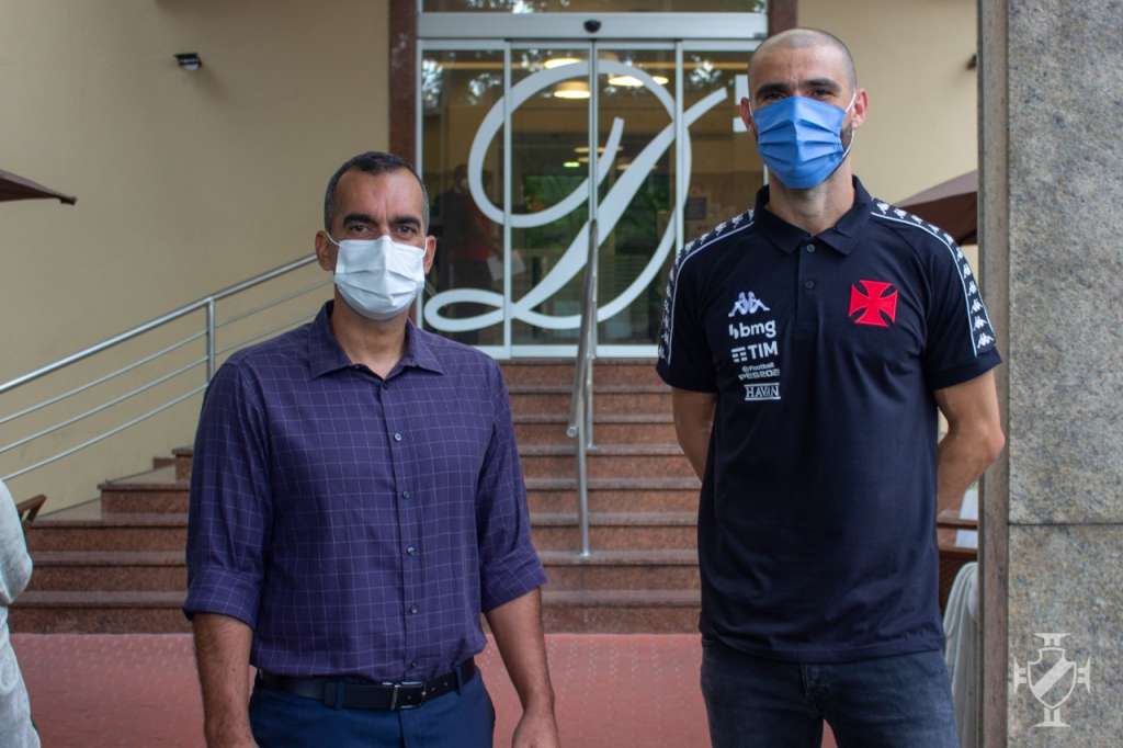 Diretor Médico Gustavo Caldeira e goleiro Vanderlei. (Foto: João Isidro/Vasco.com.br)
