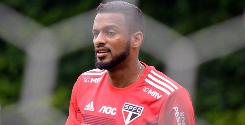 Lateral do São Paulo atropela ciclista em frente ao CT do clube