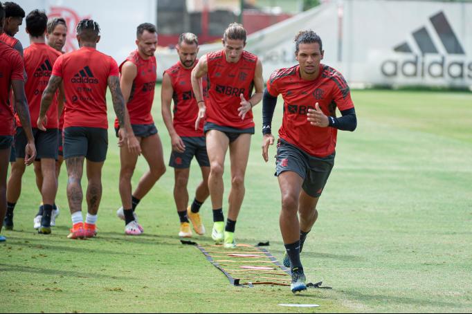 Sem desfalques, Flamengo relaciona 25 jogadores para decisão da Supercopa